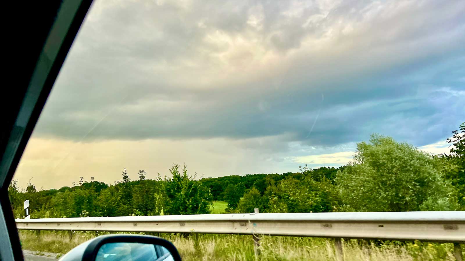 Blick aus den Auto heraus.