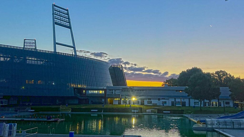 Stadion und Stadionbad beim Sonnenaufgang.