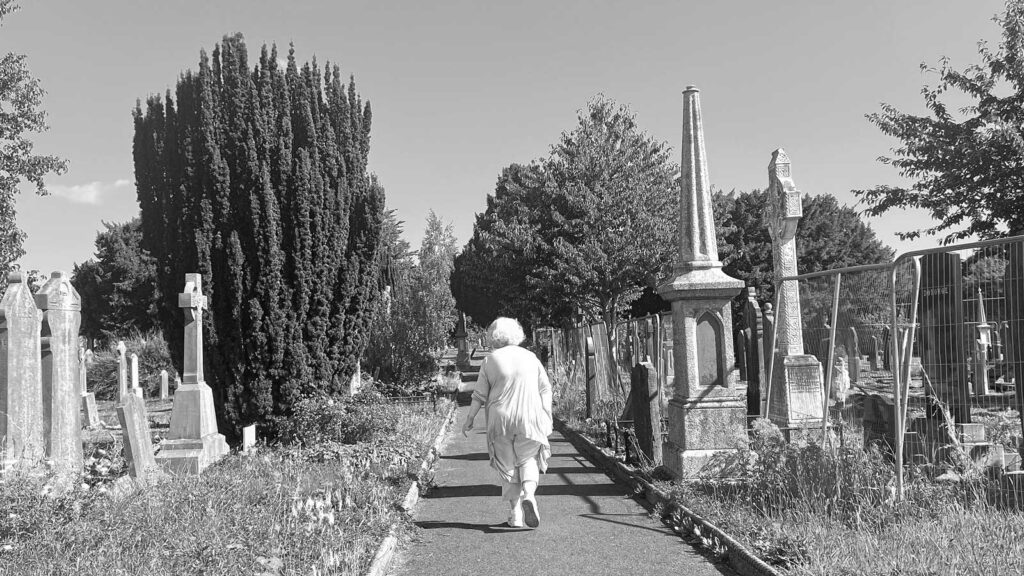 Die ruhige Dame auf dem Flieder auf dem Glasnevin Cemetry