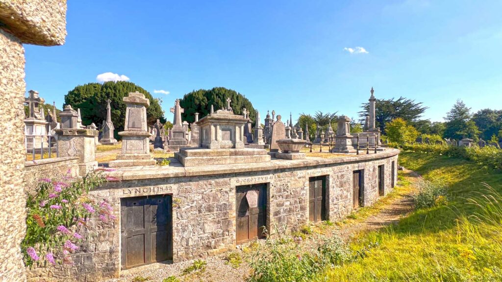 Gruften auf dem Flieder auf dem Glasnevin Cemetry