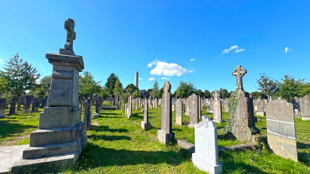 Gräber auf dem Flieder auf dem Glasnevin Cemetry