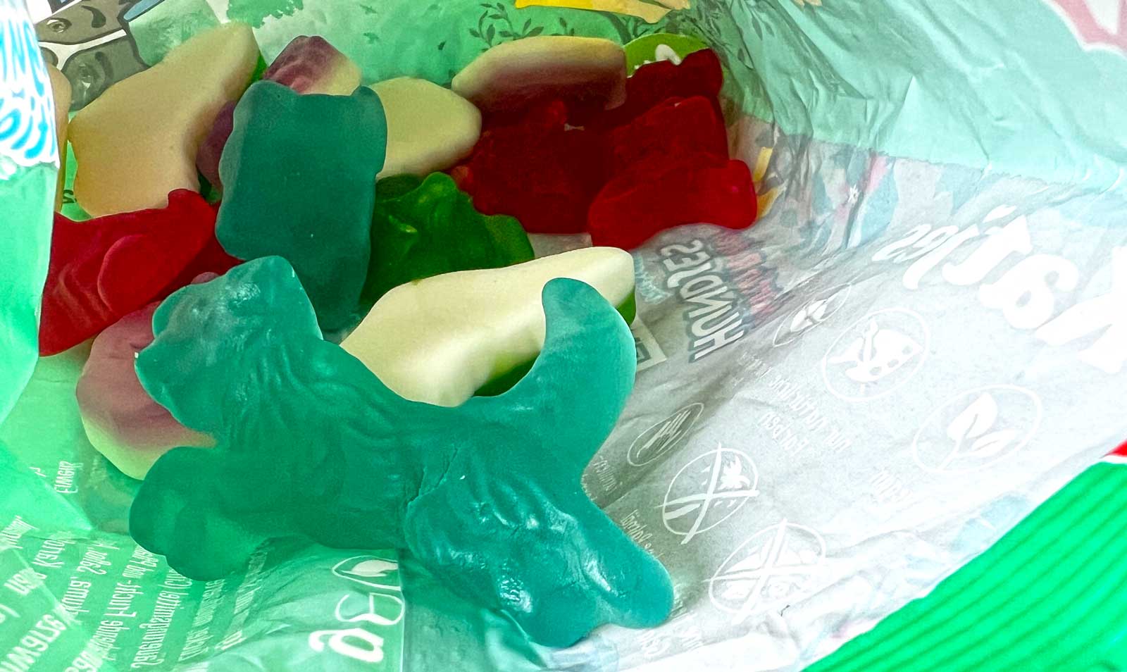 Blick in eine Tüte Fruchtgummi in Hundeform.