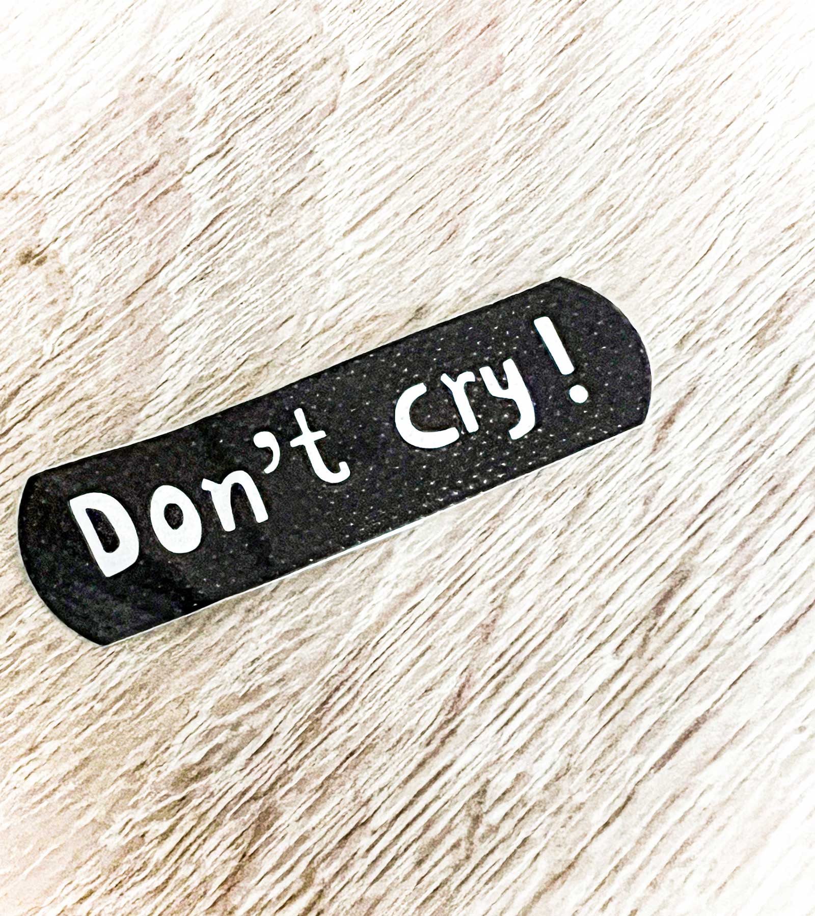 Pflaster mit Don't Cry Aufschrift.