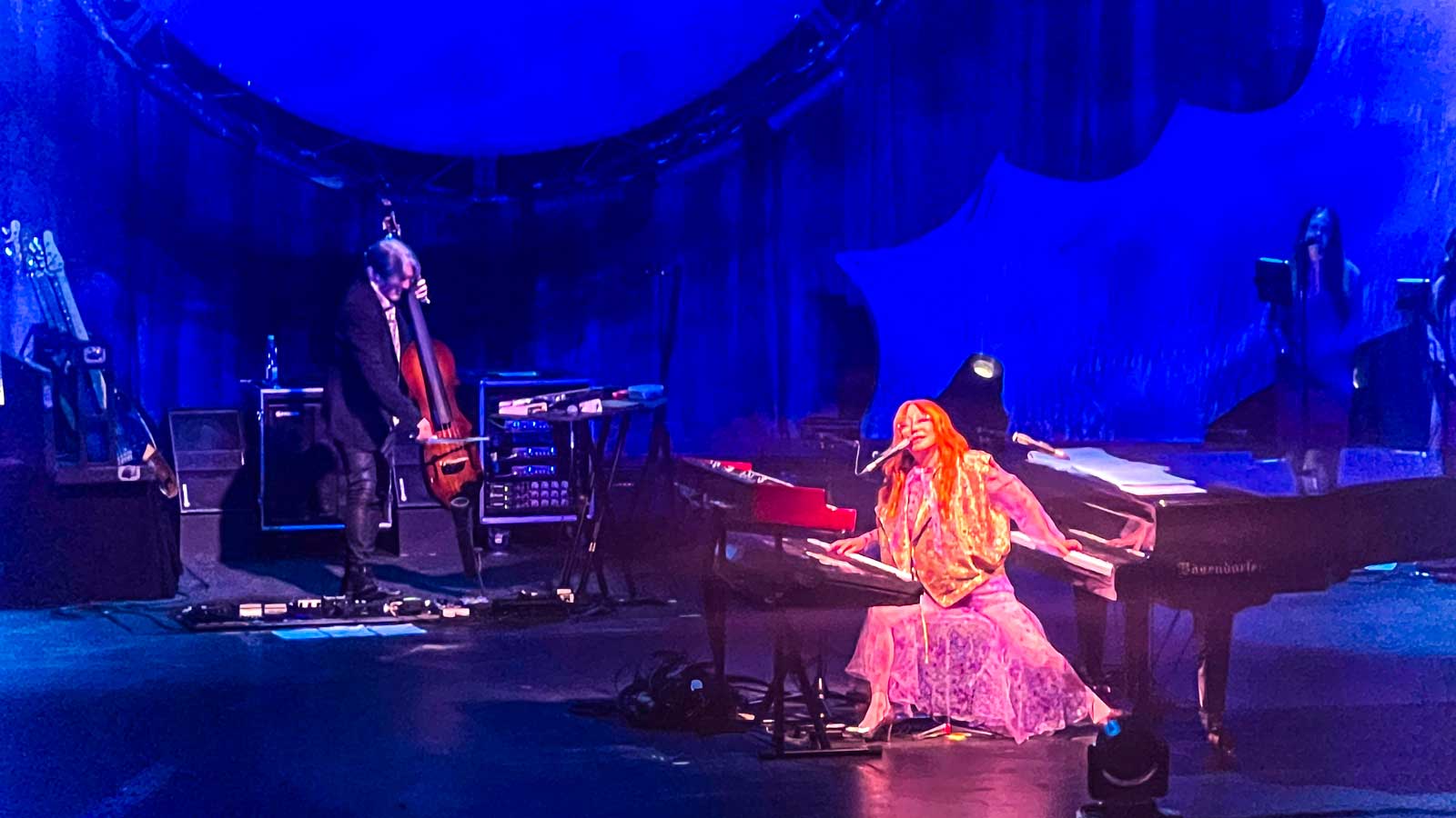 Tori Amos am Klavier und E-Piano