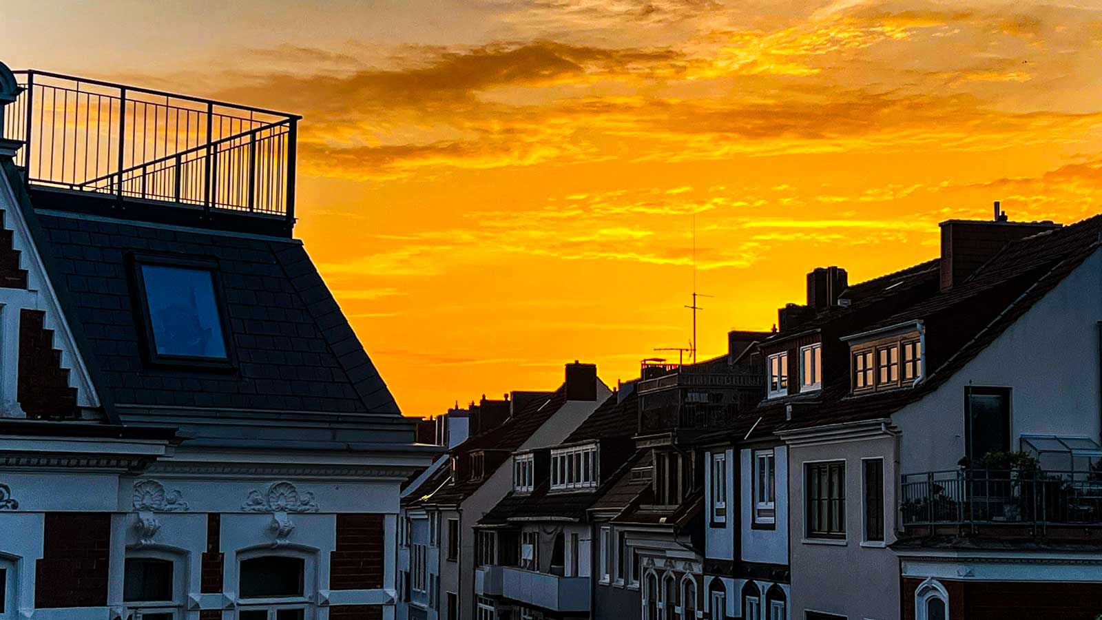 Sonnenaufgang über den Dächern.