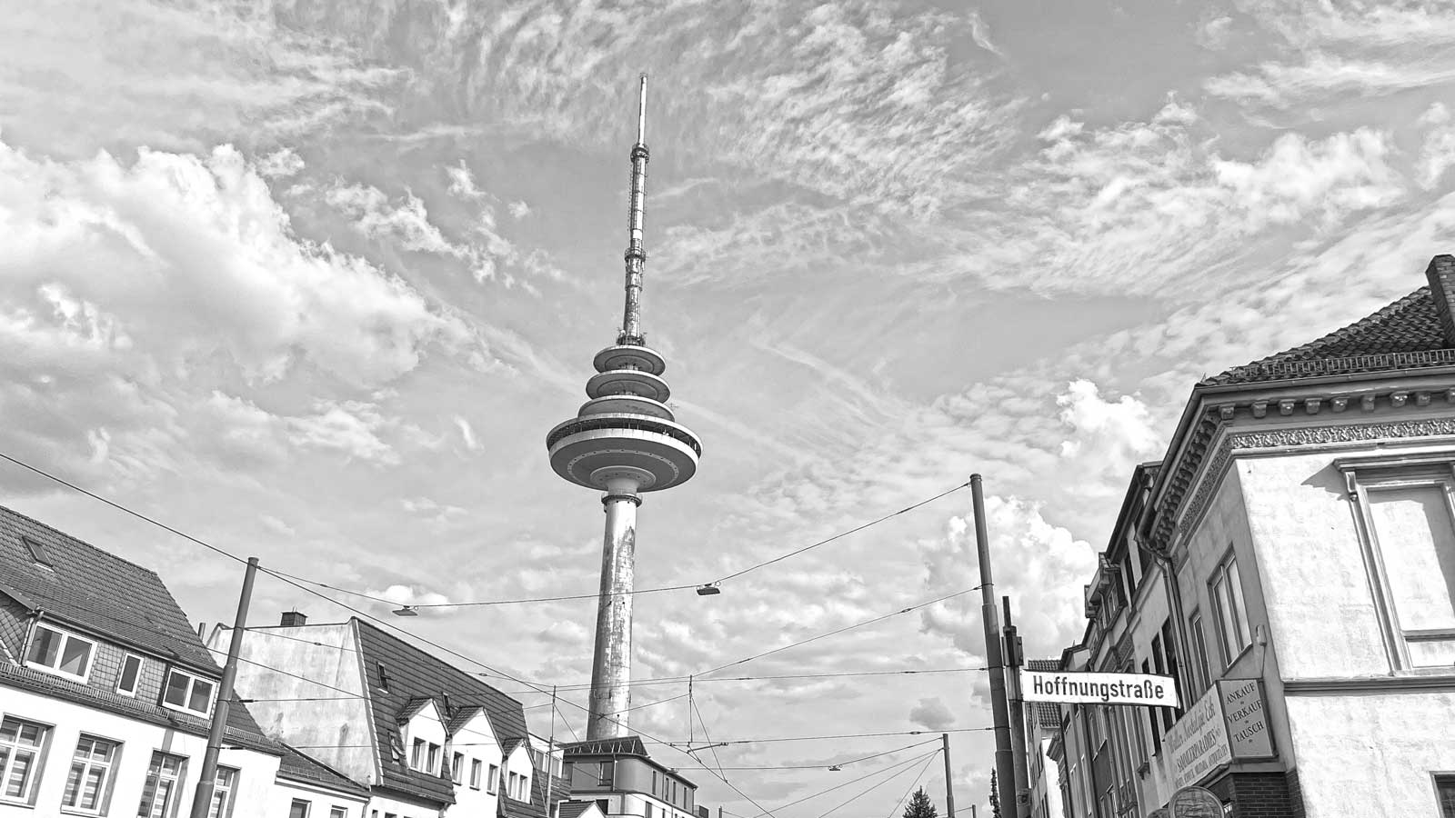Fernsehturm und im Vordergrund das Strassenschild "Hoffnungsstrasse" in Walle, Bremen. Bild ist in schwarz-weiss.