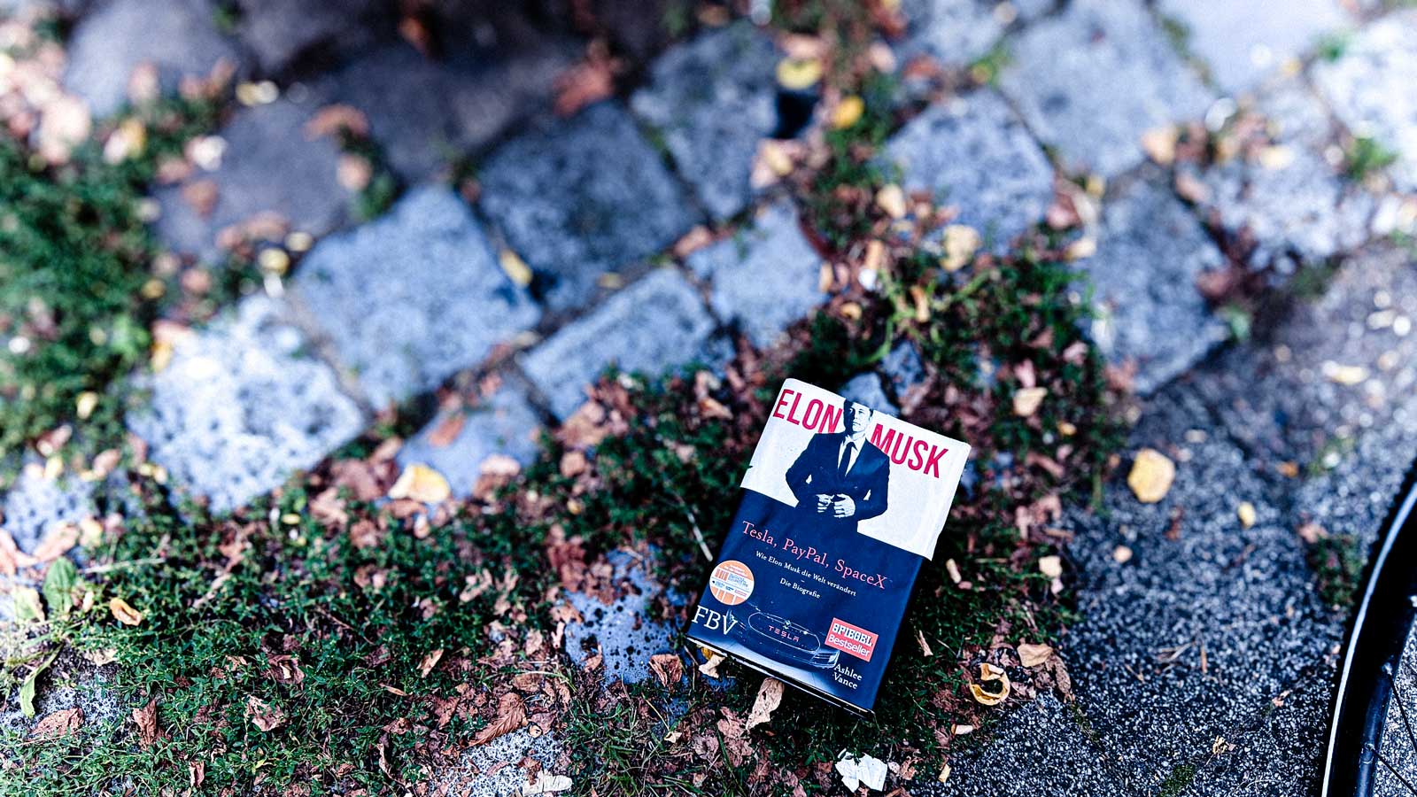 Buch auf dem Boden. Das Buch ist über Elon Musk.